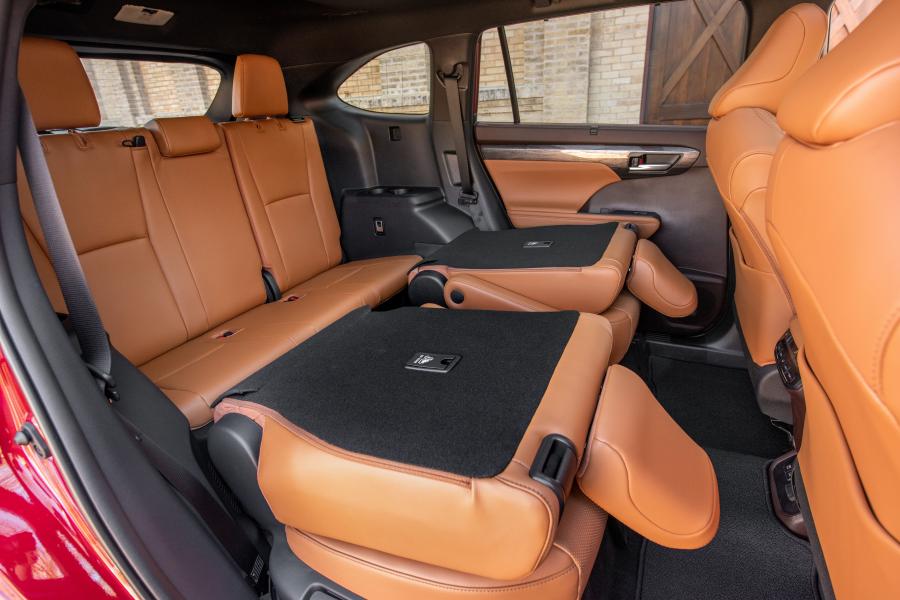 Интерьер Toyota Highlander Hybrid Platinum AWD 2019 года  (фото 19 из 67)